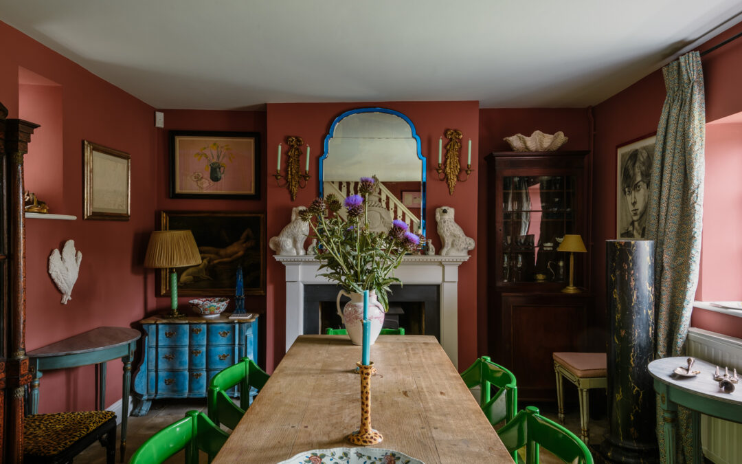 Art and color take center stage in this Cotswolds cottage