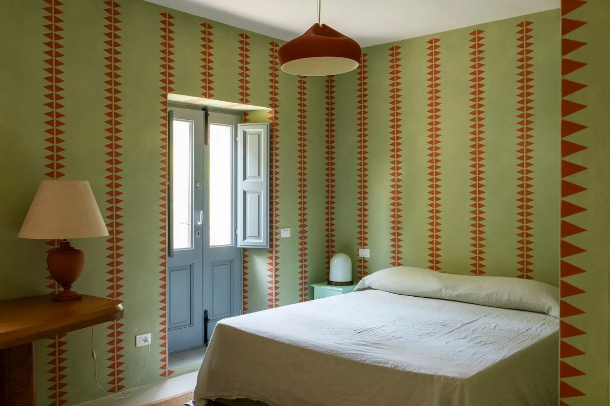 painted walls in bedroom that looks like wallpaper