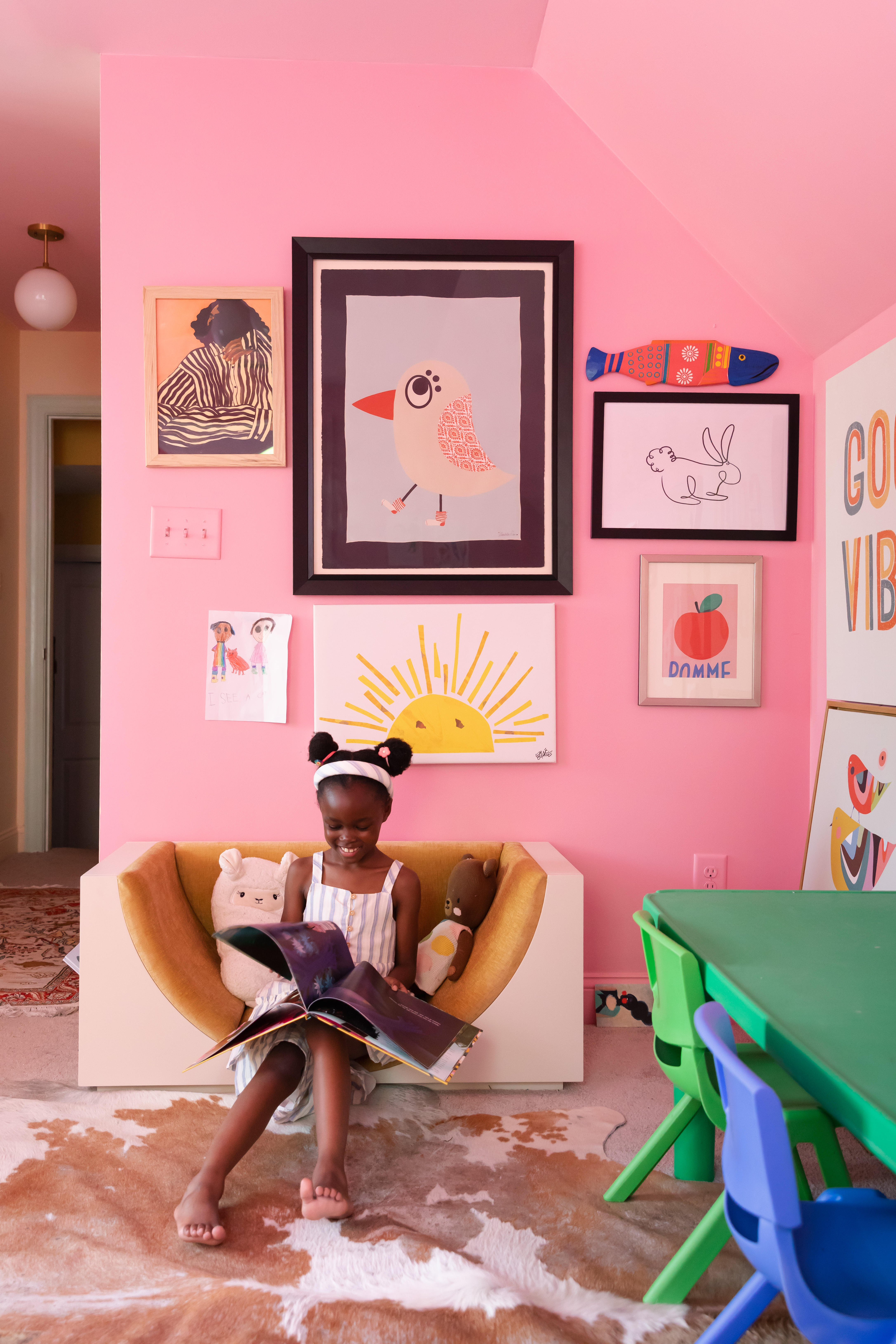 gallery wall in kid's room