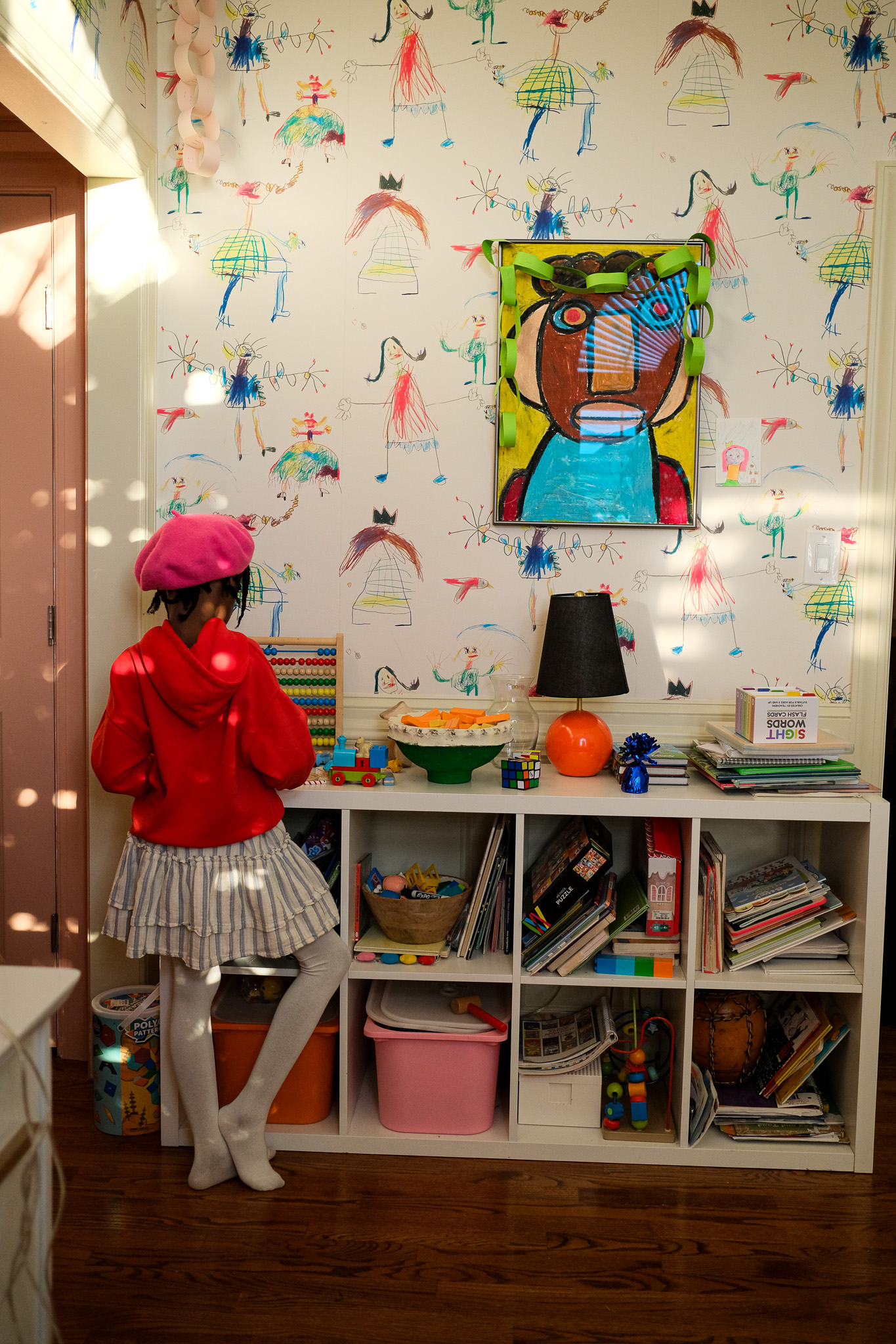 christmas tree with bows, playroom decorated for christmas, wallpaper