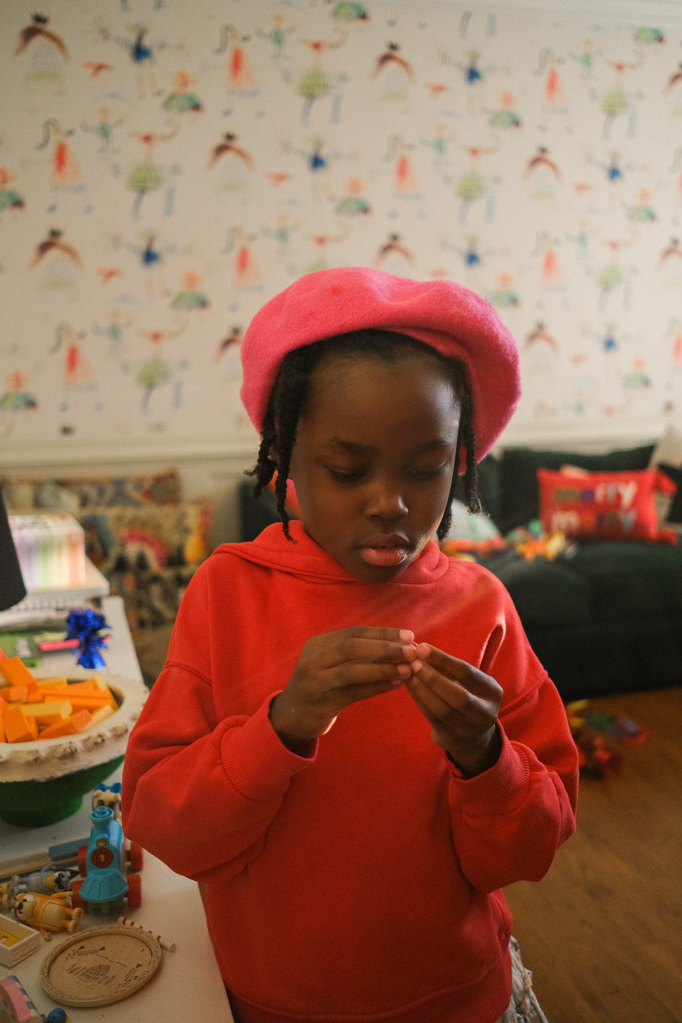 christmas tree with bows, playroom decorated for christmas, wallpaper