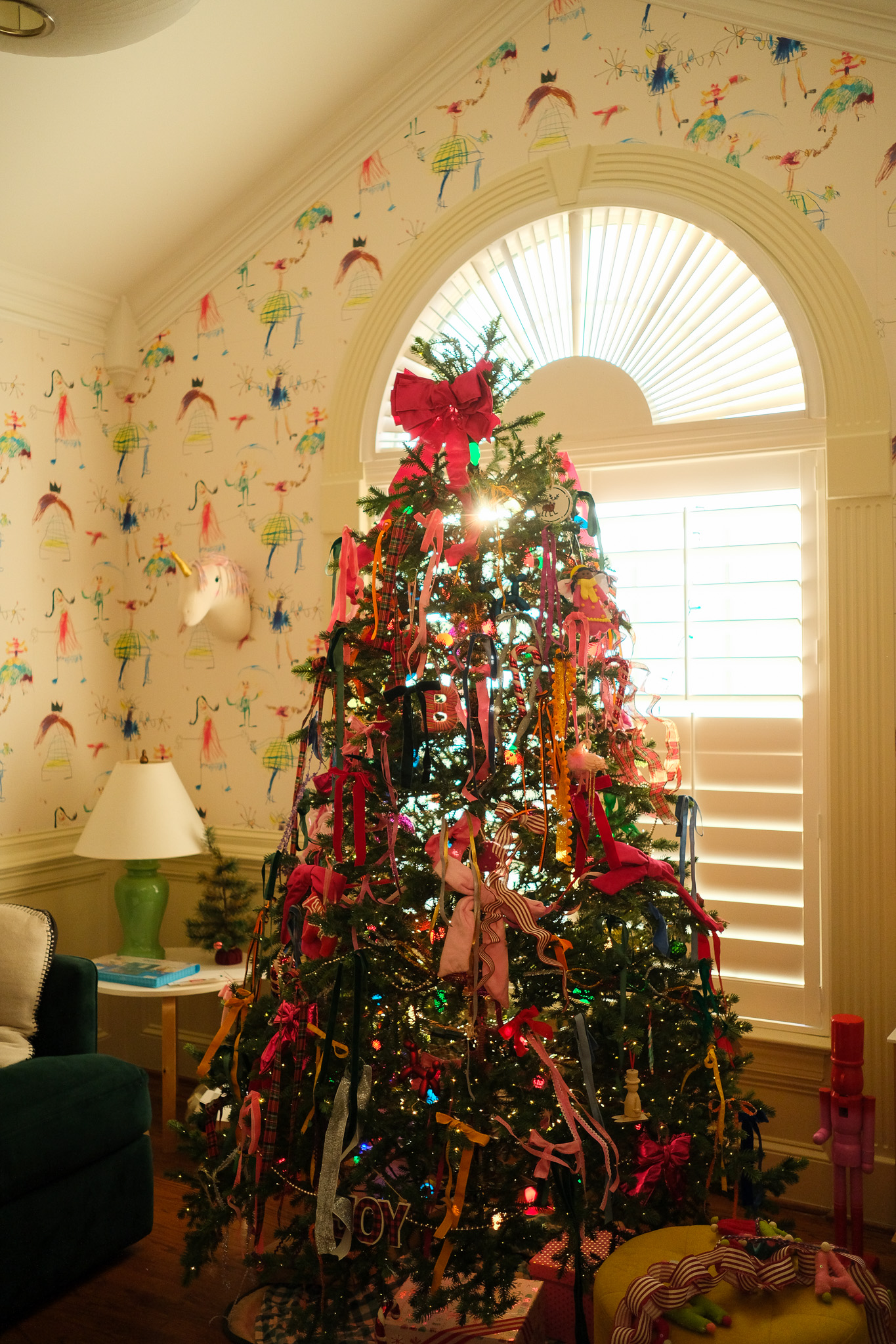 christmas tree with bows, playroom decorated for christmas, wallpaper