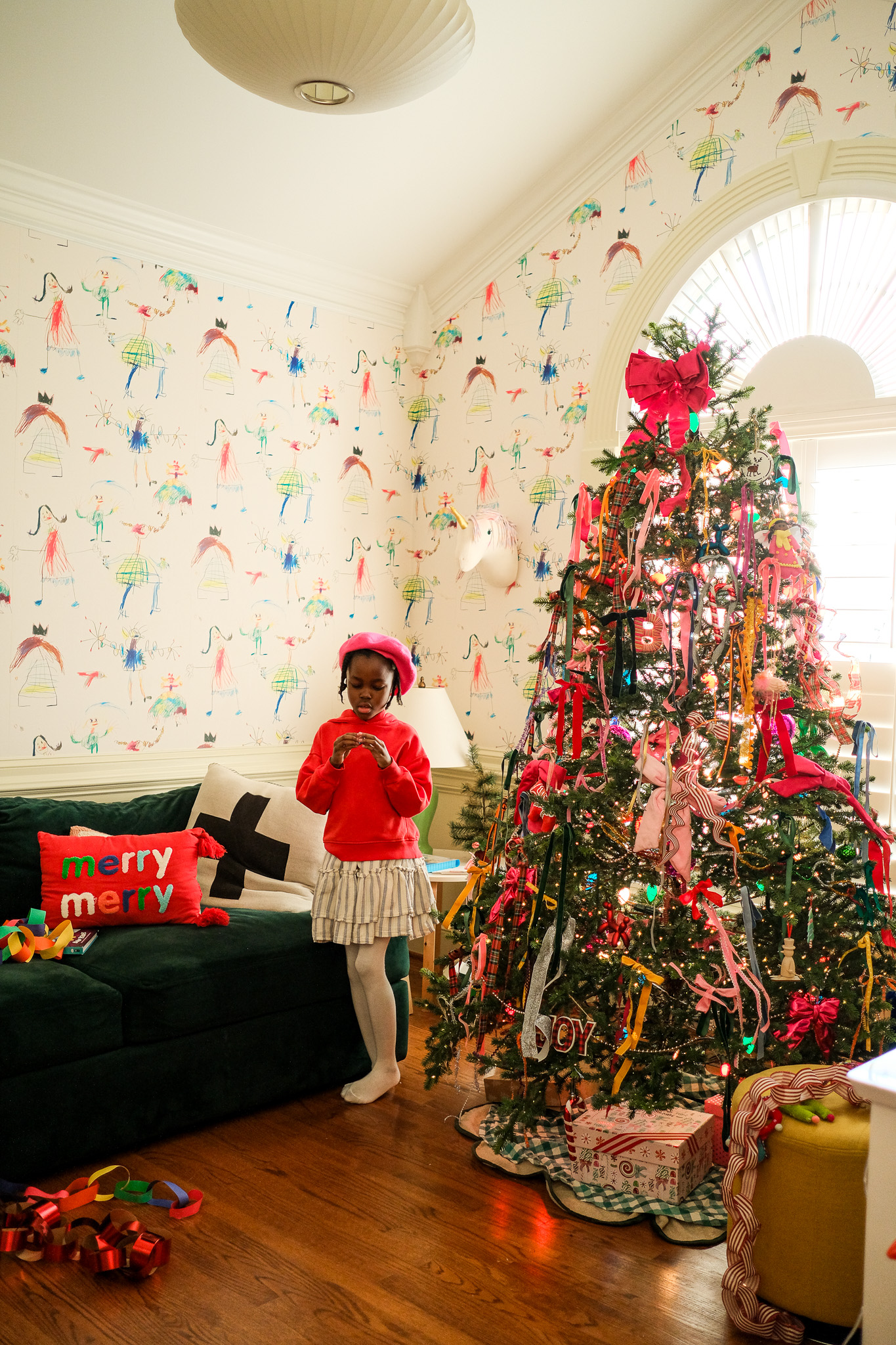 christmas tree with bows, playroom decorated for christmas, wallpaper