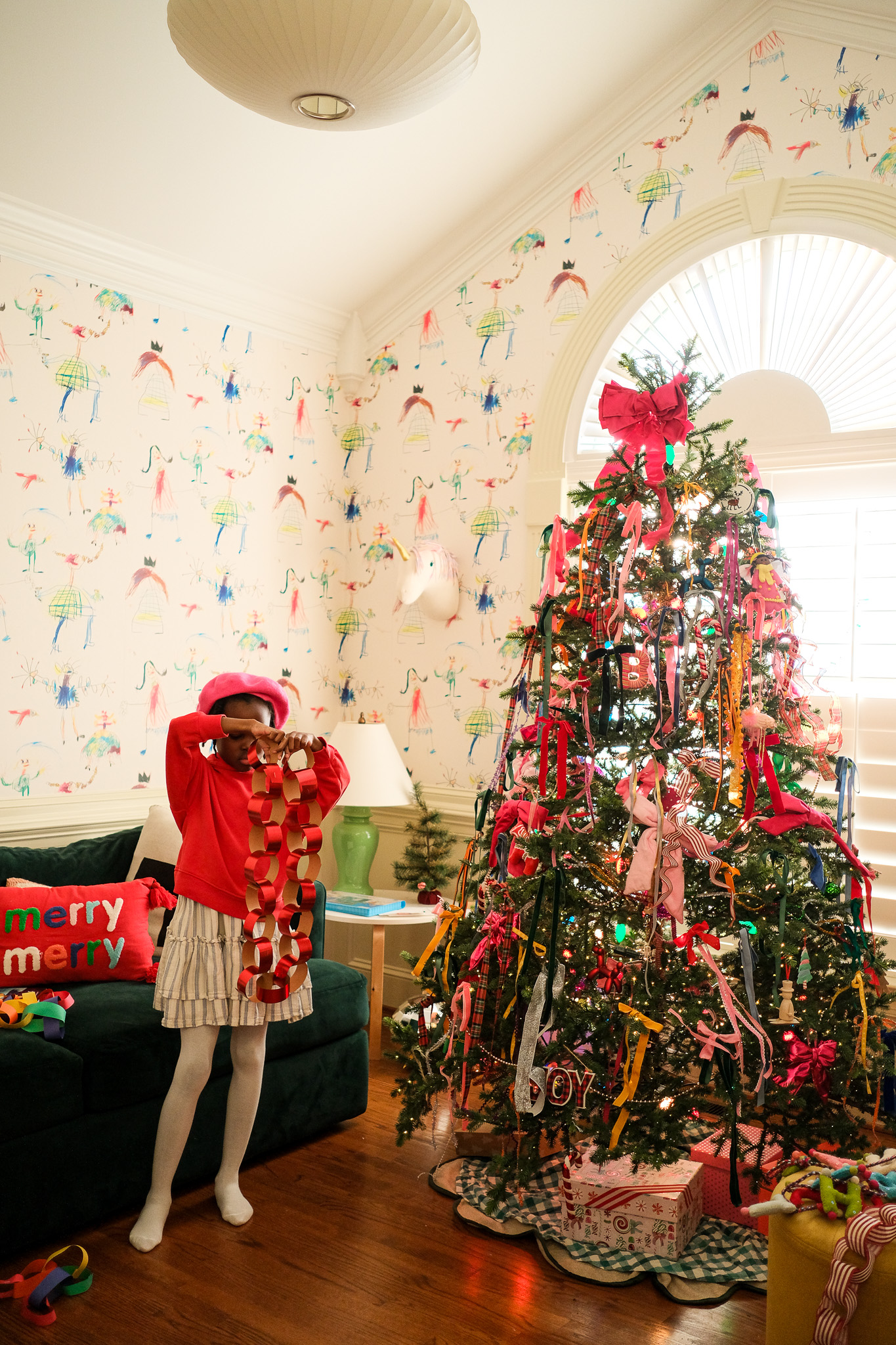 christmas tree with bows, playroom decorated for christmas, wallpaper