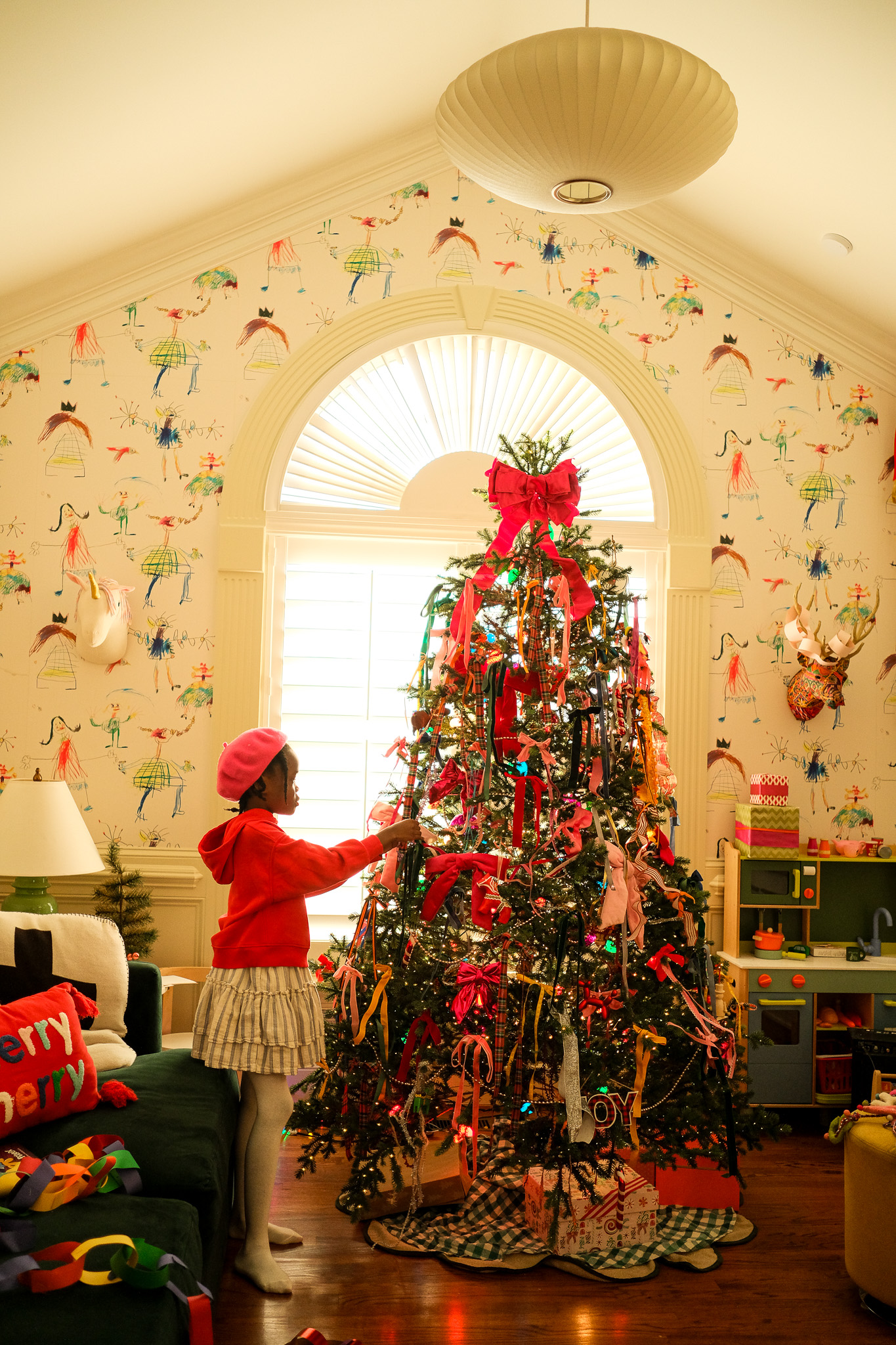 christmas tree with bows, playroom decorated for christmas, wallpaper