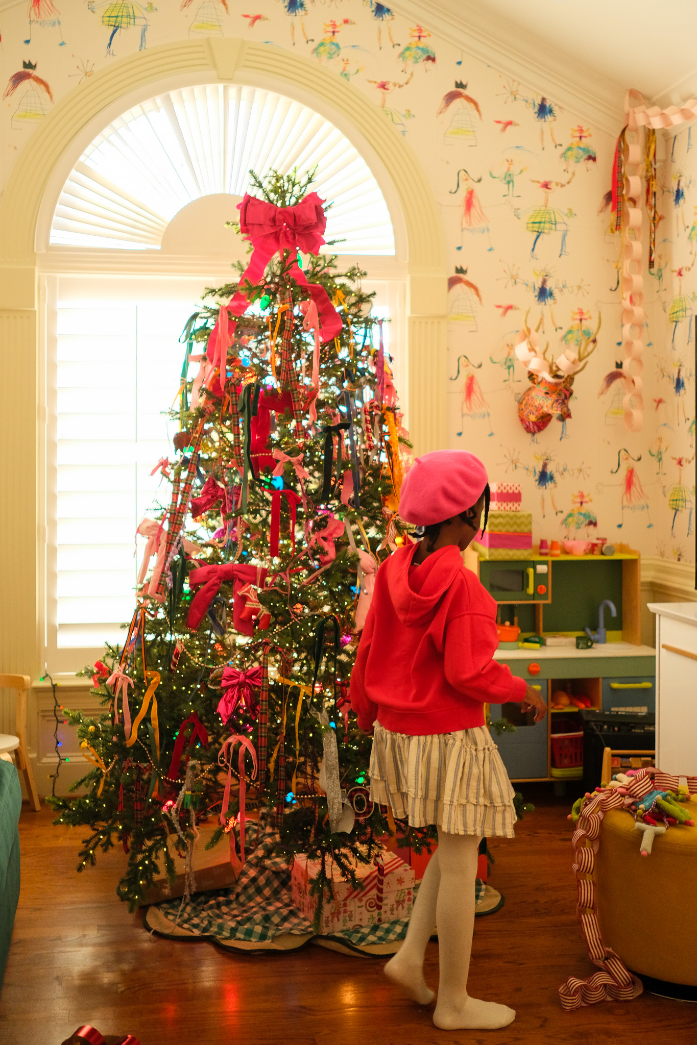 christmas tree with bows, playroom decorated for christmas, wallpaper