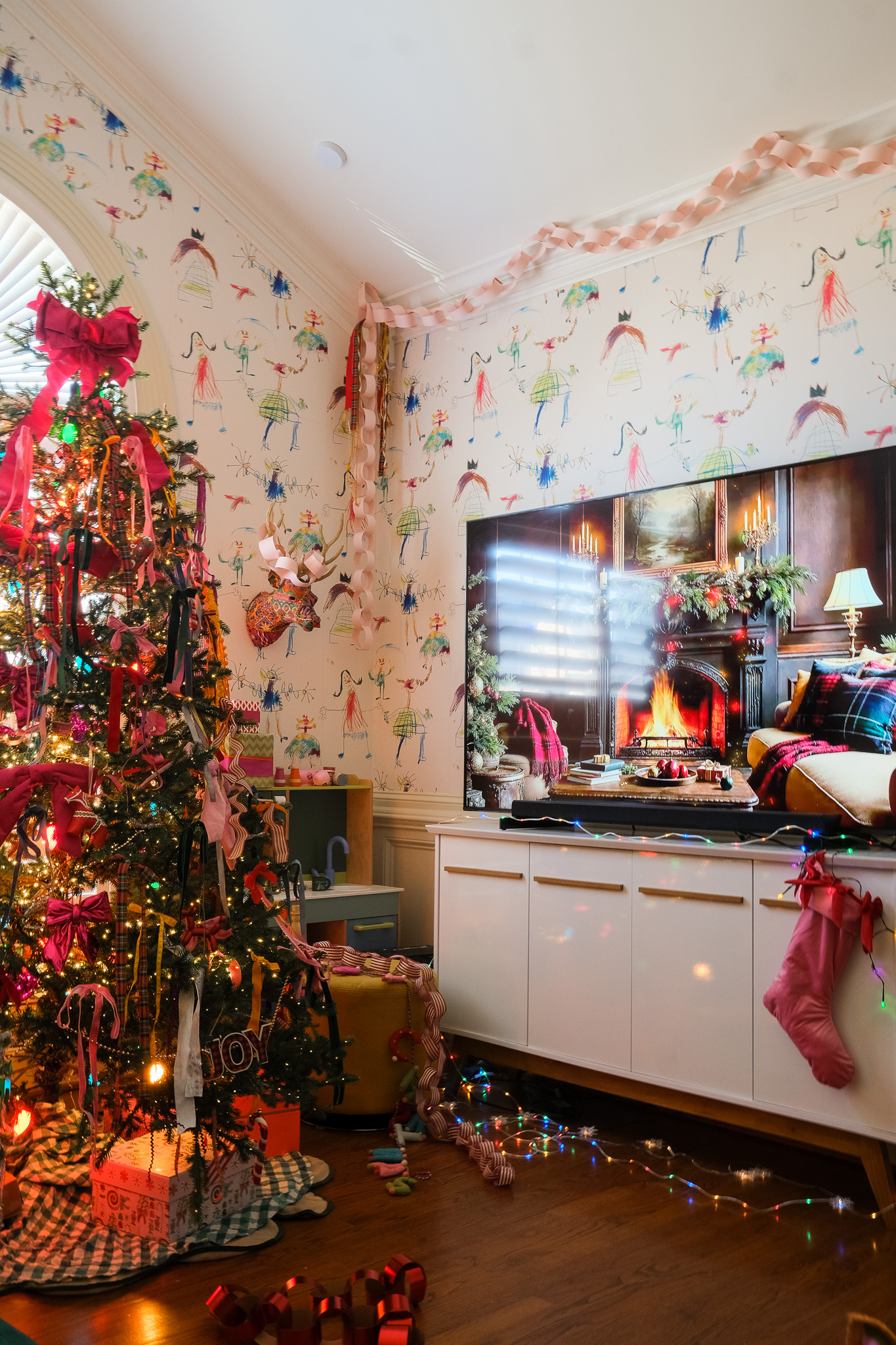 christmas tree with bows, playroom decorated for christmas, wallpaper