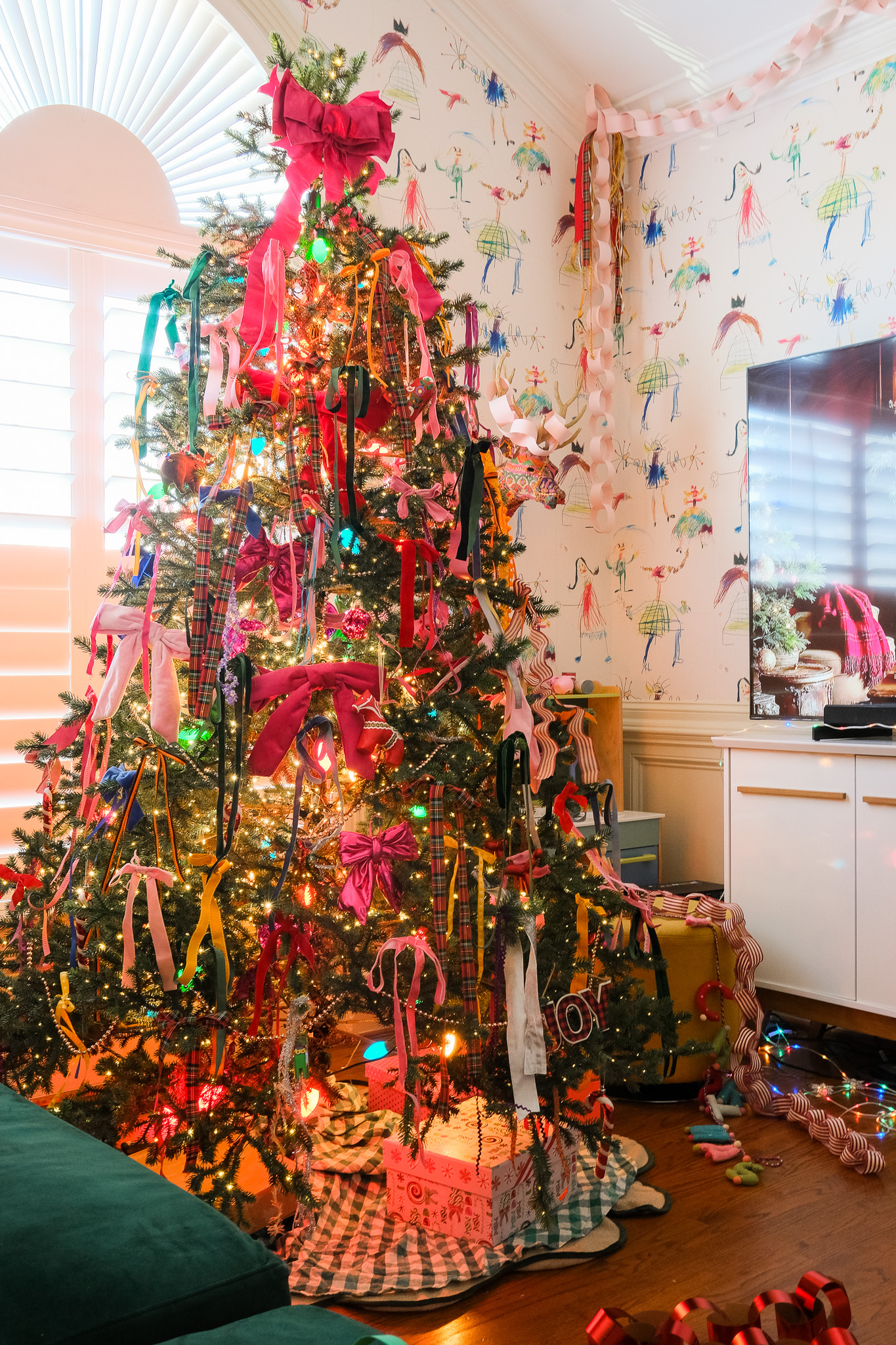 christmas tree with bows, playroom decorated for christmas, wallpaper